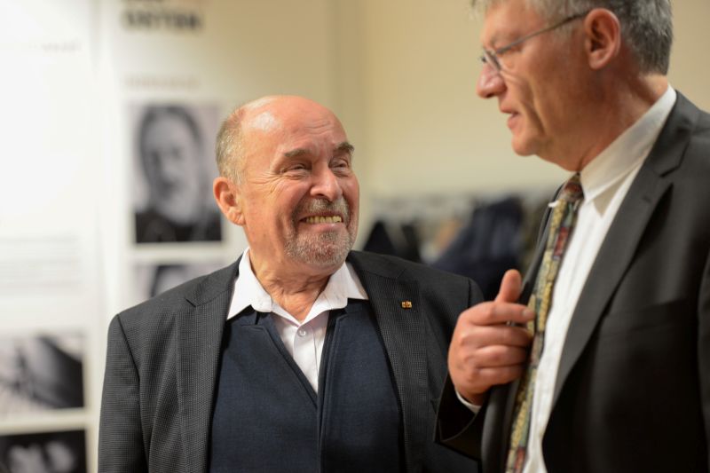 Zwei Männer und zwe Frauen stehen vor einem Plakat