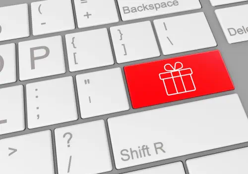 Geschenkbox auf einer Tastatur