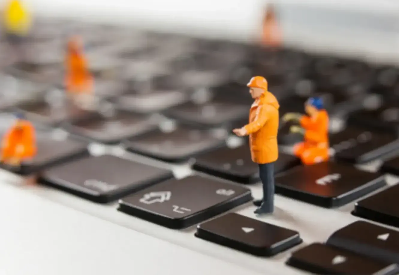 Tastatur mit Modellfiguren