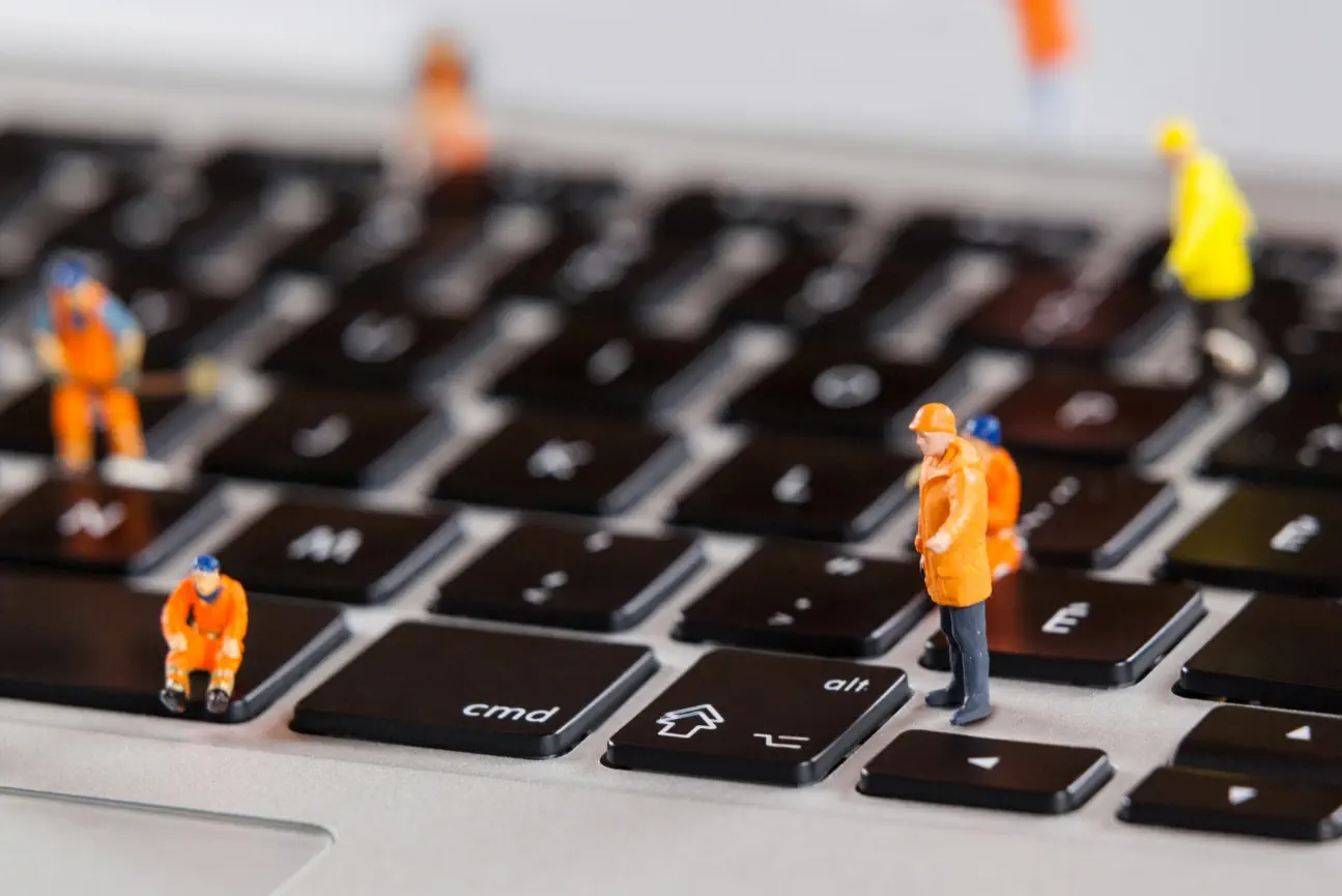 Tastatur mit Modellfiguren