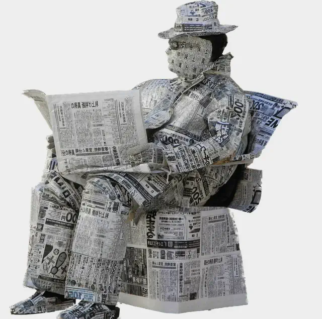 Zeitungslesender Mann
