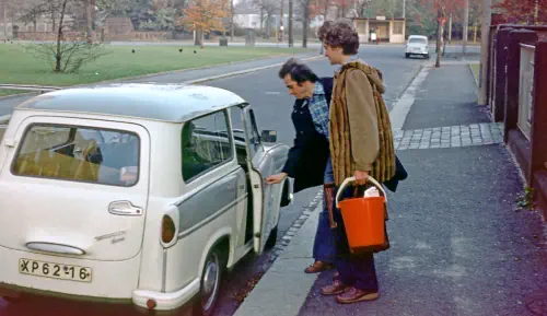 Ein Trabant Kombi von hinten, in den gerade ein Mann und eine Frau einsteigen