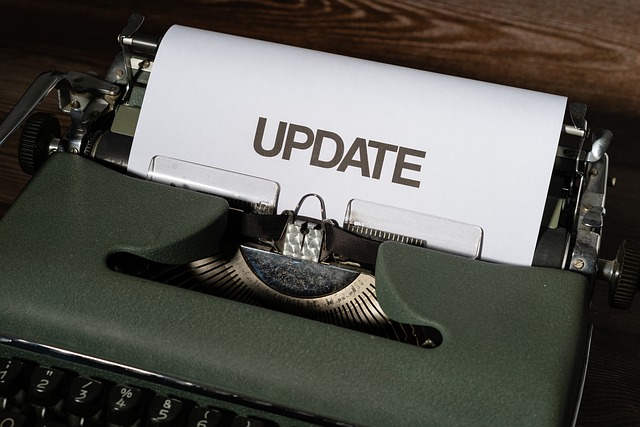 Schreibmaschine, Schrift auf Papier: UPDATE